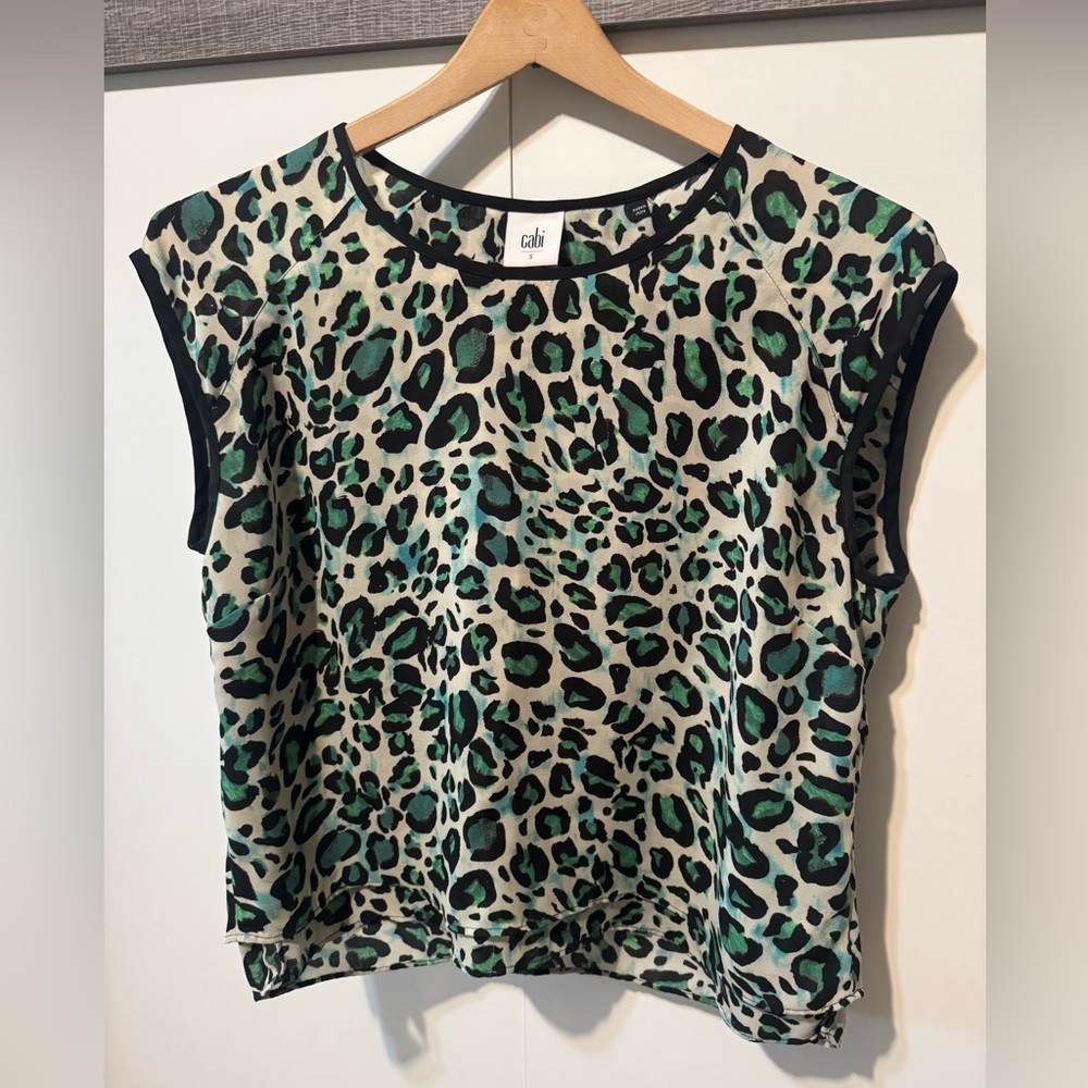 CAbi Jungle Top Geen Leopard Print Top Women's Size S Cap Sleep Cropped